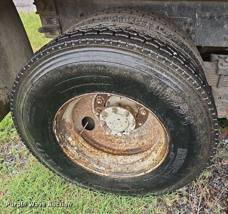 image for item EJ5340 2005 International 7400 dump truck