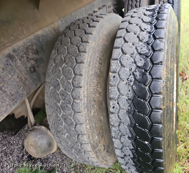 image for item EJ5340 2005 International 7400 dump truck