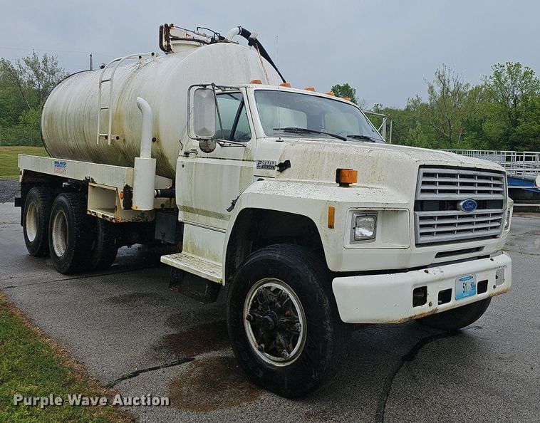 image for item EJ5347 1994 Ford F900 vacuum truck