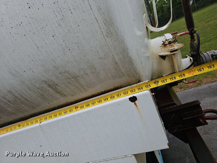 image for item EJ5347 1994 Ford F900 vacuum truck