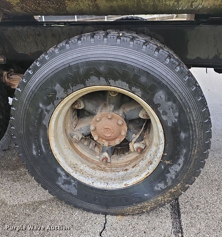 image for item EJ5347 1994 Ford F900 vacuum truck