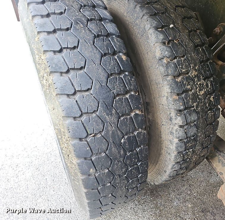 image for item EJ5347 1994 Ford F900 vacuum truck