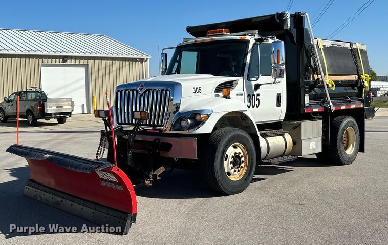 image for item EK4542 2013 International 7400 SBA dump truck