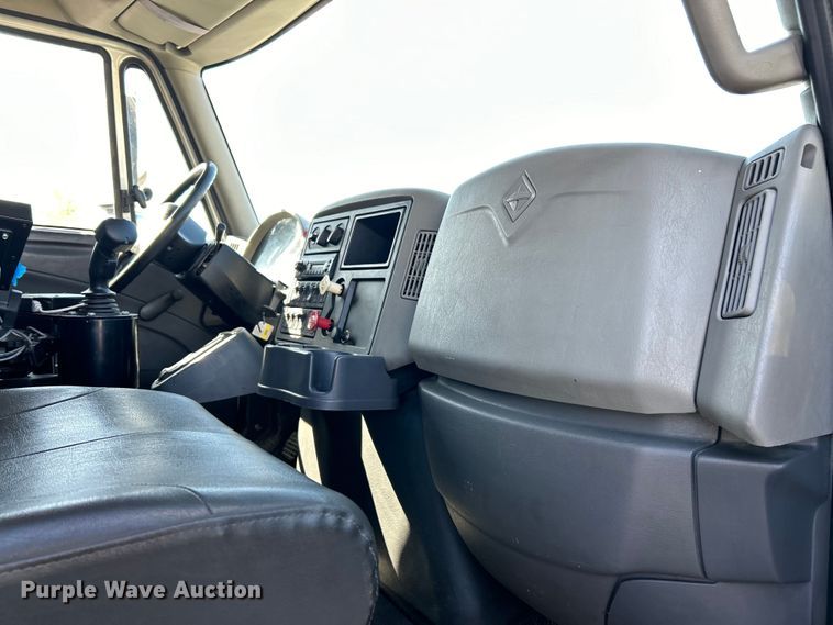 image for item EK4542 2013 International 7400 SBA dump truck