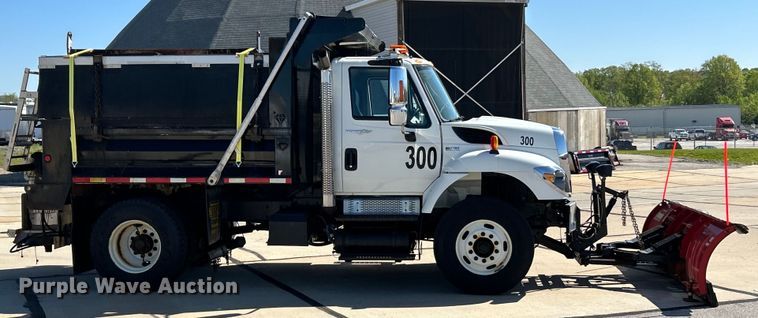 image for item EK4543 2013 International 7400 SBA dump truck