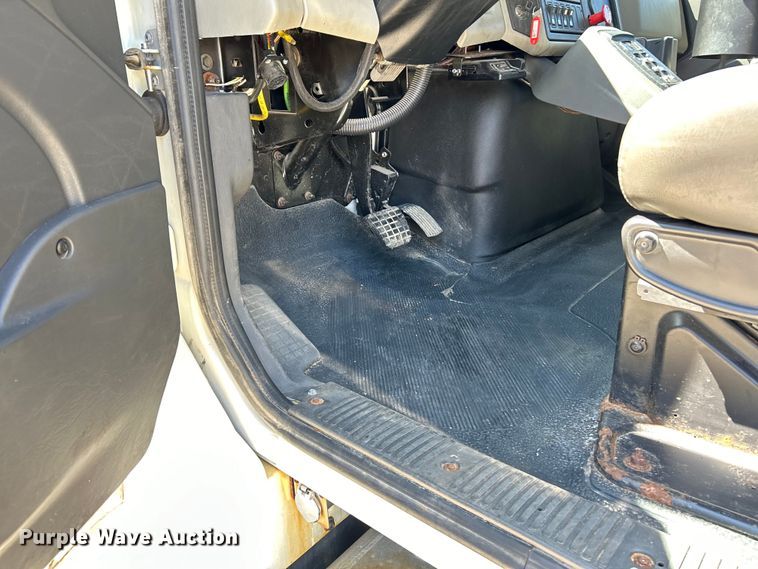 image for item EK4544 2013 International 7400 SBA dump truck