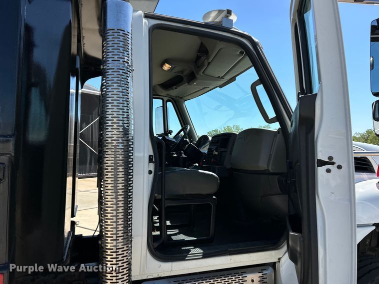 image for item EK4544 2013 International 7400 SBA dump truck