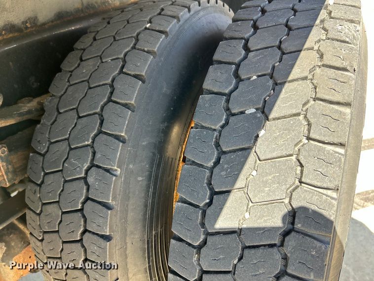 image for item EK4544 2013 International 7400 SBA dump truck