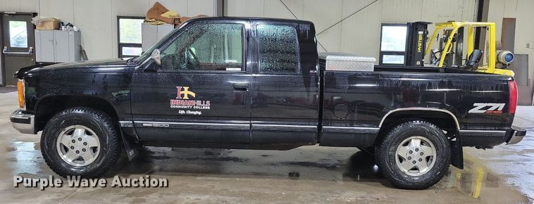 image for item KB9089 1993 GMC Sierra 1500 Club Cab pickup truck