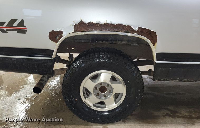 image for item KB9092 1994 Chevrolet  C1500 pickup truck