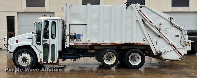 image for item LD9450 1998 Freightliner FL70 refuse truck