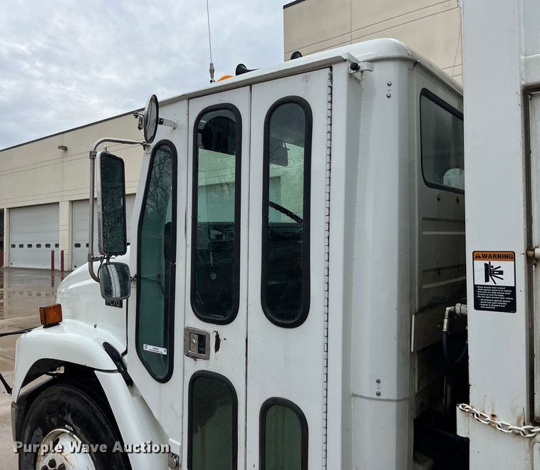 image for item LD9450 1998 Freightliner FL70 refuse truck
