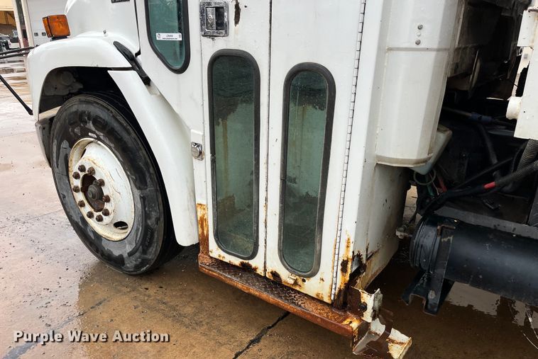 image for item LD9450 1998 Freightliner FL70 refuse truck