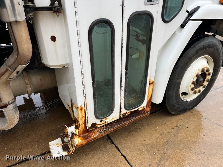 image for item LD9450 1998 Freightliner FL70 refuse truck