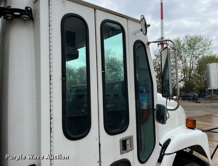 image for item LD9450 1998 Freightliner FL70 refuse truck