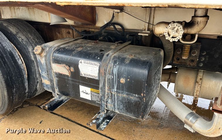 image for item LD9450 1998 Freightliner FL70 refuse truck