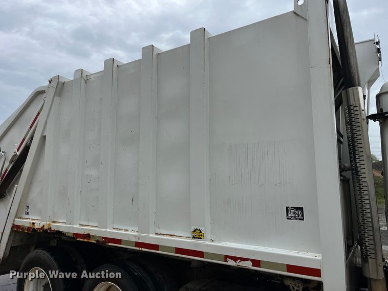 image for item LD9450 1998 Freightliner FL70 refuse truck