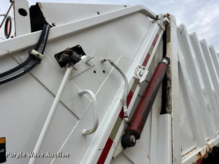 image for item LD9450 1998 Freightliner FL70 refuse truck