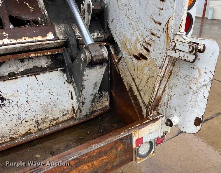 image for item LD9450 1998 Freightliner FL70 refuse truck