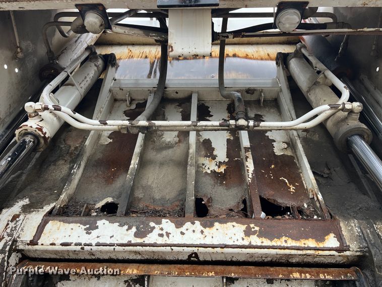 image for item LD9450 1998 Freightliner FL70 refuse truck