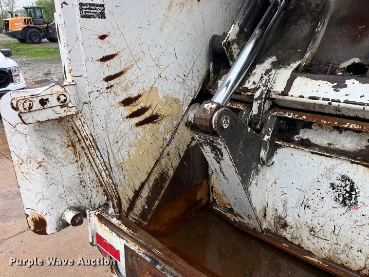 image for item LD9450 1998 Freightliner FL70 refuse truck