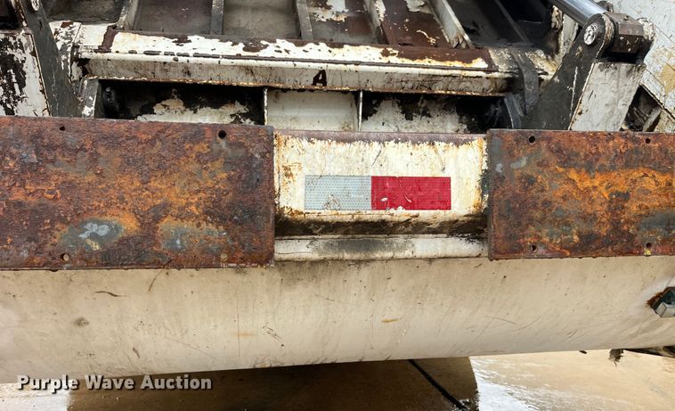 image for item LD9450 1998 Freightliner FL70 refuse truck