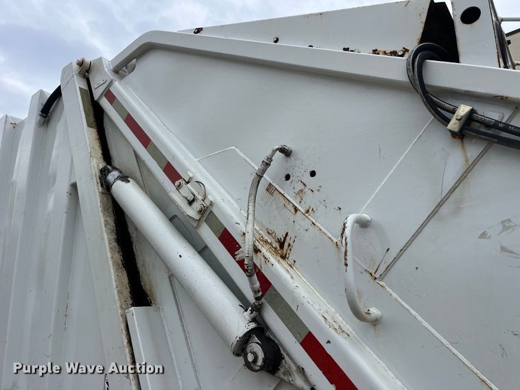 image for item LD9450 1998 Freightliner FL70 refuse truck