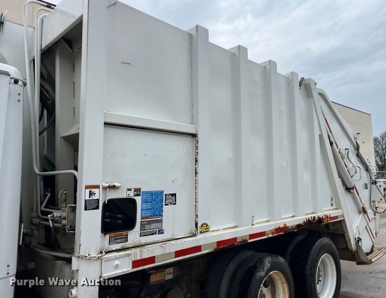 image for item LD9450 1998 Freightliner FL70 refuse truck