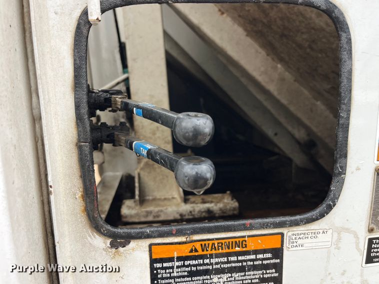 image for item LD9450 1998 Freightliner FL70 refuse truck