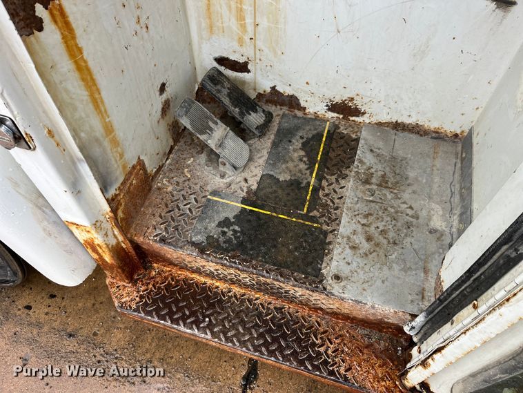 image for item LD9450 1998 Freightliner FL70 refuse truck