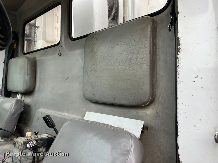 image for item LD9450 1998 Freightliner FL70 refuse truck