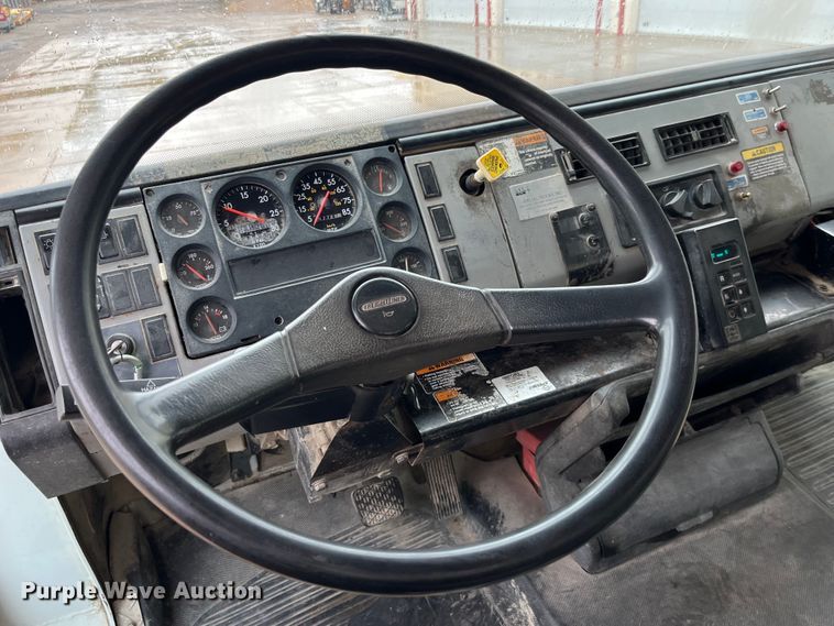 image for item LD9450 1998 Freightliner FL70 refuse truck