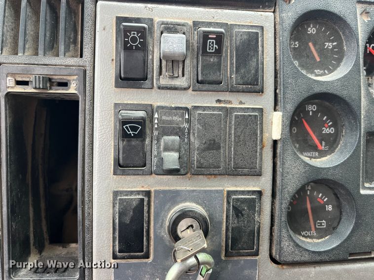 image for item LD9450 1998 Freightliner FL70 refuse truck