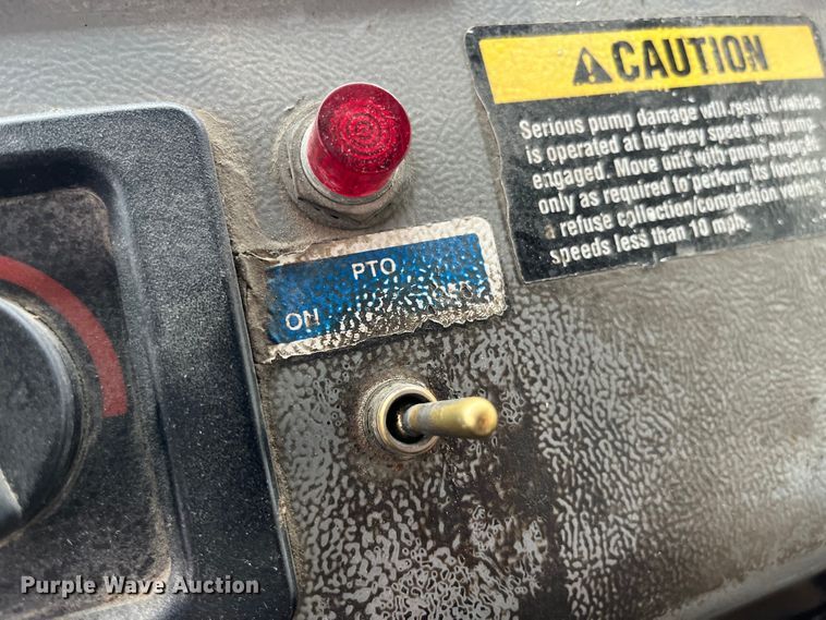 image for item LD9450 1998 Freightliner FL70 refuse truck