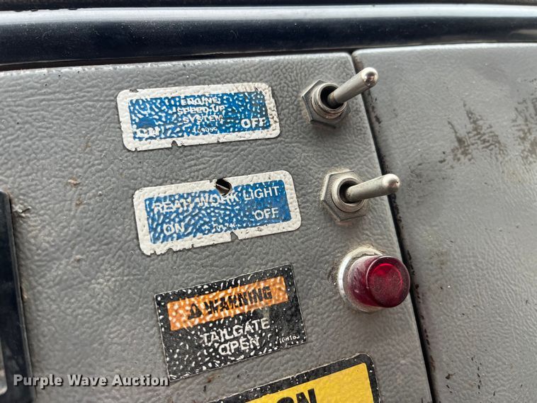 image for item LD9450 1998 Freightliner FL70 refuse truck