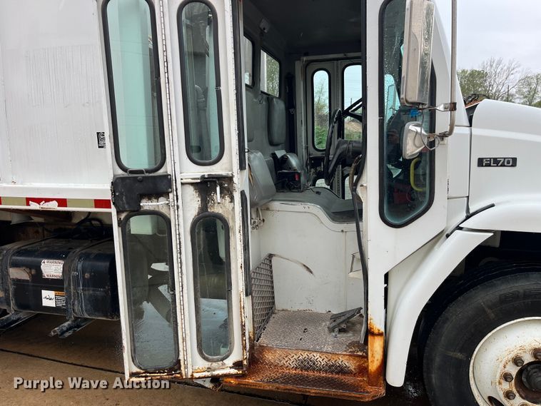 image for item LD9450 1998 Freightliner FL70 refuse truck