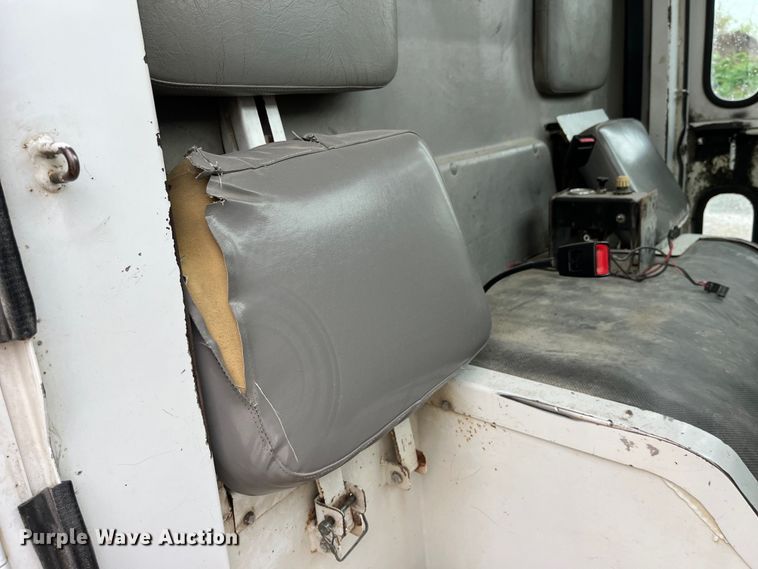 image for item LD9450 1998 Freightliner FL70 refuse truck