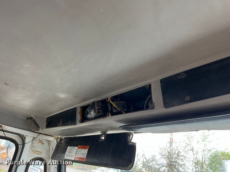 image for item LD9450 1998 Freightliner FL70 refuse truck