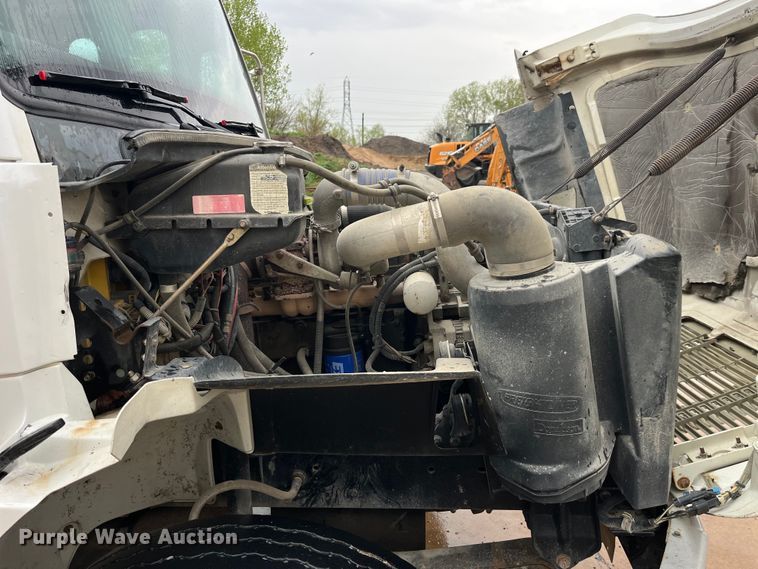 image for item LD9450 1998 Freightliner FL70 refuse truck