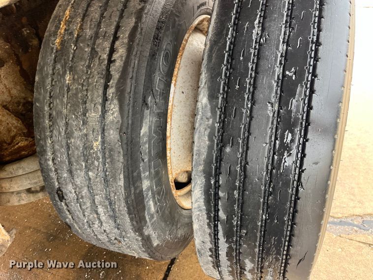 image for item LD9450 1998 Freightliner FL70 refuse truck