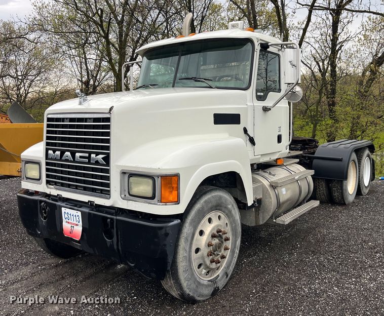 image for item LD9466 2005 Mack CHN613 semi truck