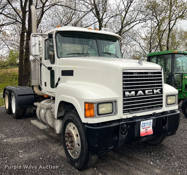 image for item LD9466 2005 Mack CHN613 semi truck