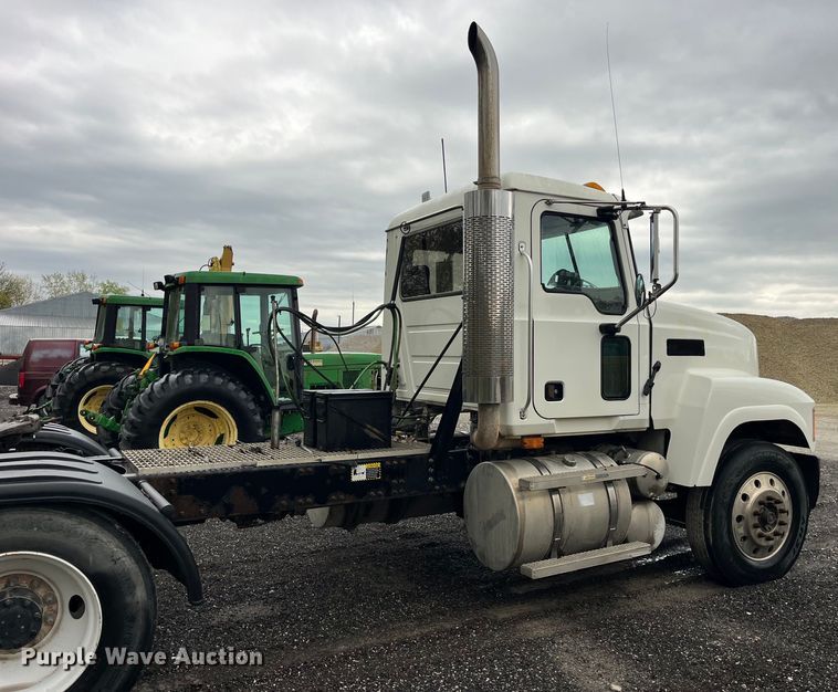 image for item LD9466 2005 Mack CHN613 semi truck