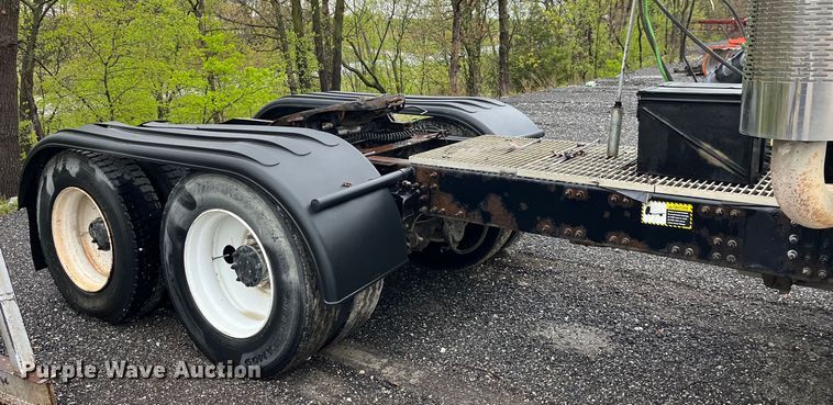 image for item LD9466 2005 Mack CHN613 semi truck