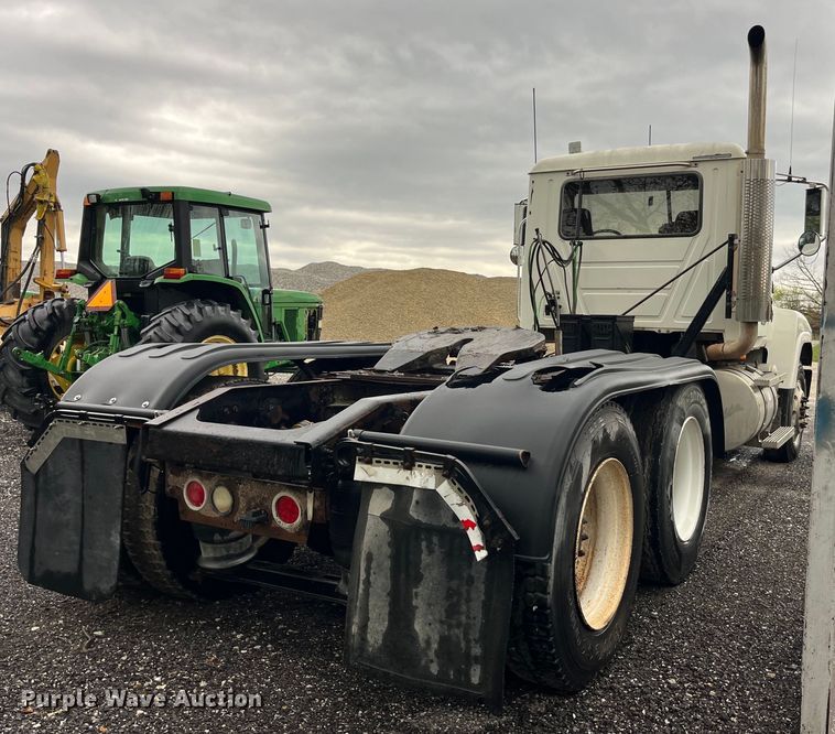 image for item LD9466 2005 Mack CHN613 semi truck