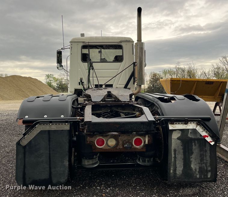 image for item LD9466 2005 Mack CHN613 semi truck