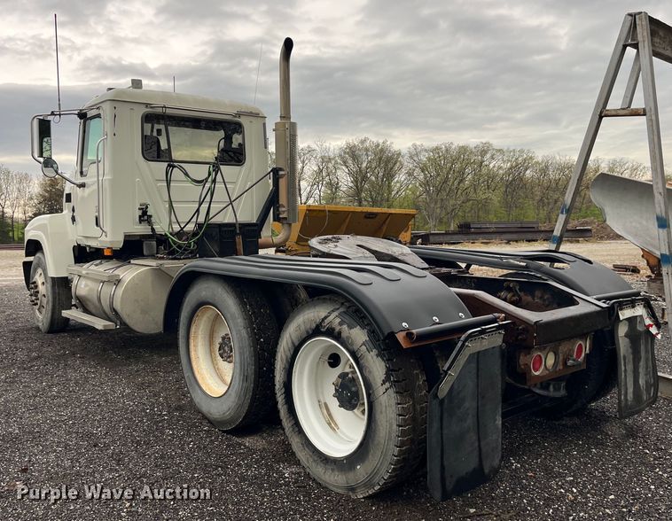 image for item LD9466 2005 Mack CHN613 semi truck