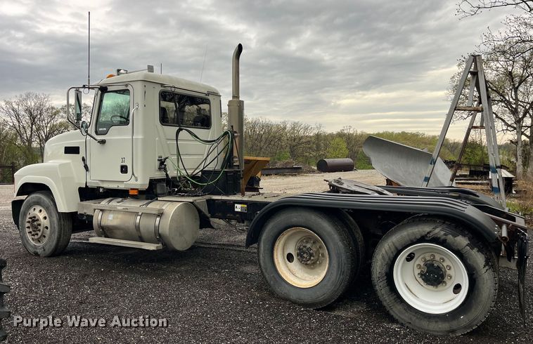 image for item LD9466 2005 Mack CHN613 semi truck