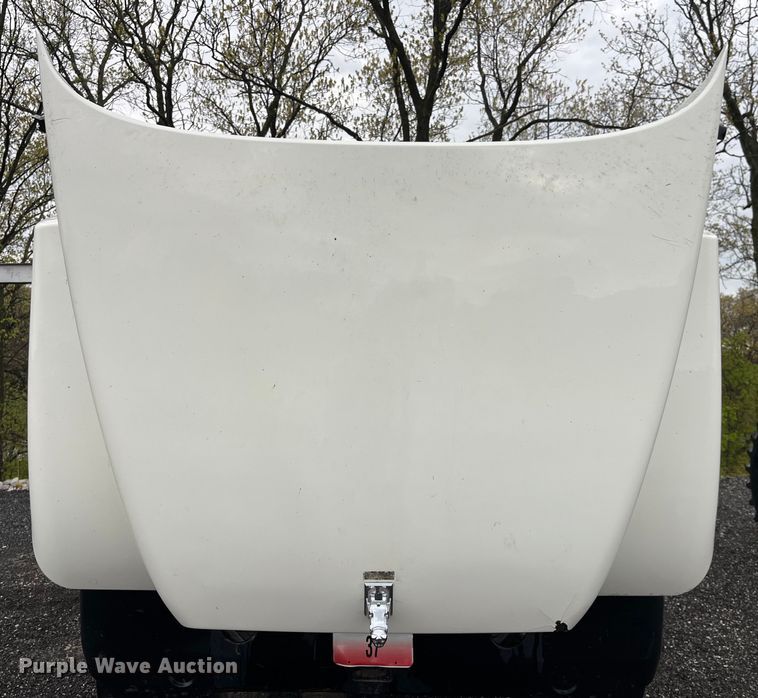 image for item LD9466 2005 Mack CHN613 semi truck