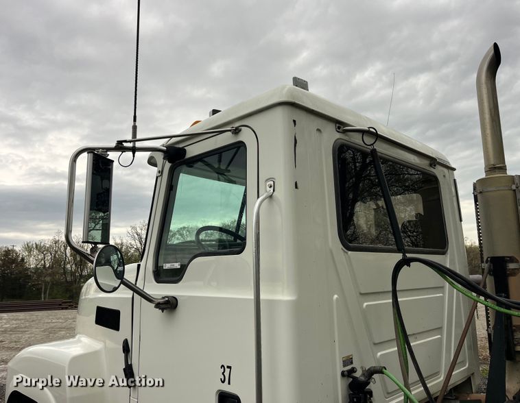 image for item LD9466 2005 Mack CHN613 semi truck